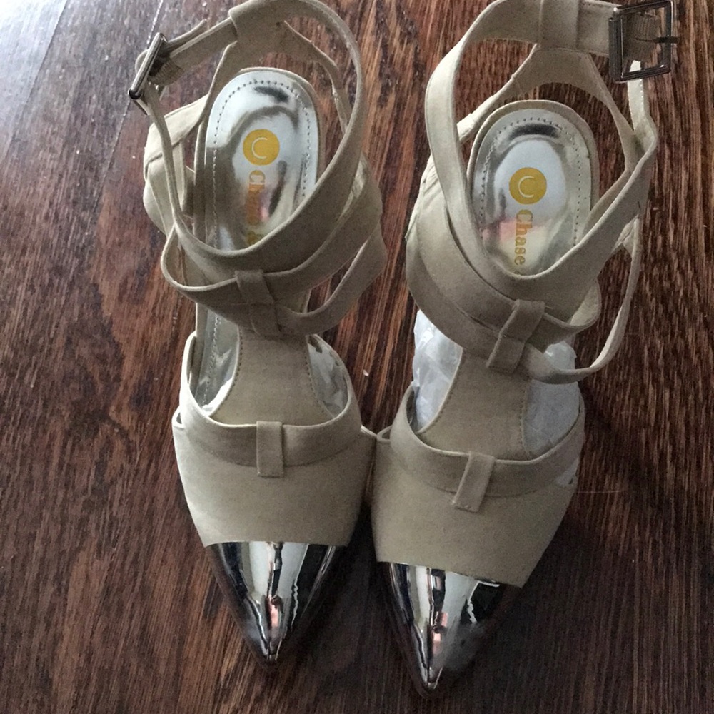 Pointed toe suede sandal